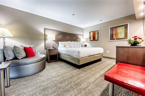 Capstone hotel - Features include free Wi-Fi and an outdoor seasonal pool. A 32-inch flat-screen cable TV, desk, and coffee-making facilities are provided in all black and leather-accented rooms at …